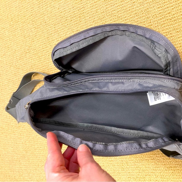 Calvin Klein lightweight sling bag - Picture 3 of 6